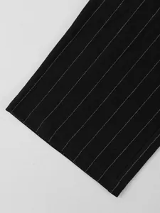 Gros plan détaillé de la texture en lin à rayures noires et de l'ourlet du pantalon