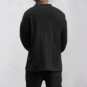 Vue arrière détaillée d'un ensemble en maille jacquard noir pour homme avec texture