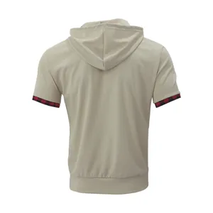 Vista posteriore dettagliata della t-shirt con cappuccio in maglia waffle color crema e polsini