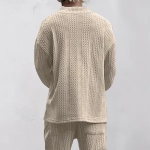 Vue arrière d'un ensemble en tricot beige pour homme avec motif jacquard détaillé