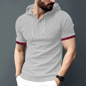 Dettaglio della t-shirt grigia con cappuccio da uomo con polsini a quadri rossi