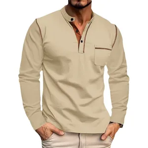 Polo Henley de manga larga para hombre en color caqui con cuello alto y bolsillo