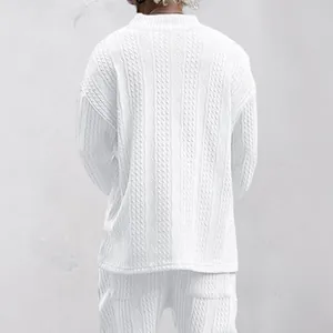 Vue arrière détaillée d'un pull en maille jacquard blanche pour hommes avec texture fine