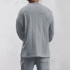 Vue arrière détaillée d'un pull gris en tricot jacquard pour hommes avec torsades.