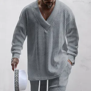 Gros plan sur la maille torsadée grise du pull à col en V et du pantalon pour homme