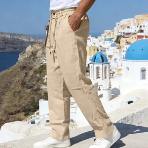 Vue détaillée d'un pantalon en lin beige respirant pour homme dans un cadre de vacances d'été
