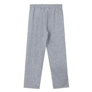 Vista posteriore di pantaloni sportivi grigi con vita elastica e taglio a gamba dritta.