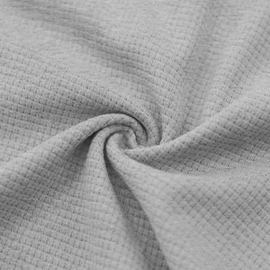 Primo piano della trama del tessuto a maglia nido d'ape grigio da uomo