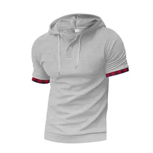 T-shirt da uomo grigio chiaro a maniche corte con cappuccio e polsini a quadri rossi