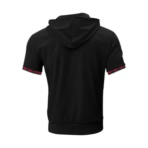 Vista posteriore di una t-shirt nera da uomo con cappuccio e polsini a quadri rossi