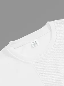 Vista macro dettagliata del colletto della felpa in velluto a coste bianco con etichetta
