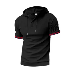 Vista dettagliata della t-shirt nera con cappuccio da uomo con eleganti polsini a quadri rossi