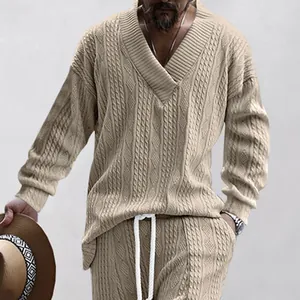 Détail d'un ensemble pull col en V en tricot torsadé ample pour homme en couleur kaki