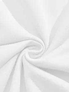 Dettaglio ravvicinato di un morbido tessuto in maglia di cotone bianco traspirante per uomo