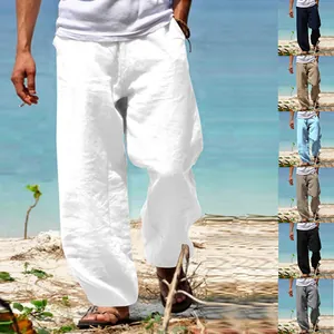 Pantalon décontracté en lin et coton pour homme en plusieurs couleurs sur la plage