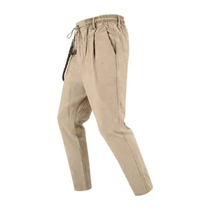 Vue latérale détaillée d'un pantalon en lin kaki pour homme avec cordon et poches.