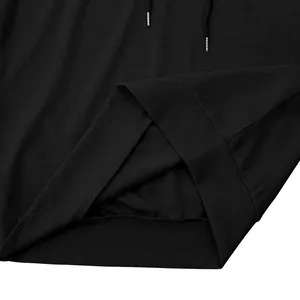 Macro della trama in maglia a nido d'ape nera e dell'orlo di una t-shirt con cappuccio da uomo.