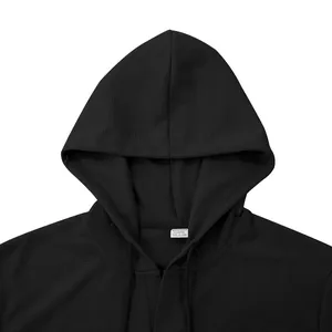 Primo piano della felpa nera da uomo in maglia a nido d'ape con etichetta