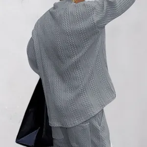 Vue détaillée du dos d'un pull en tricot jacquard gris pour homme avec une coupe décontractée