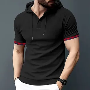 Vista dettagliata della t-shirt da uomo con cappuccio, polsini a scacchi e tessuto a trama