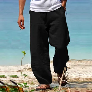 Vue détaillée du pantalon décontracté en coton et lin noir pour homme sur la plage d'été