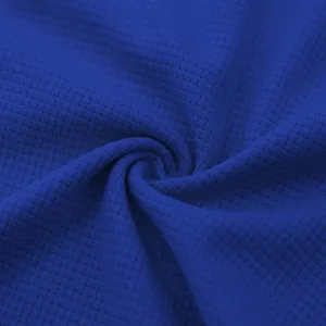 Dettaglio ravvicinato della trama del tessuto a nido d'ape blu per t-shirt sportiva da uomo