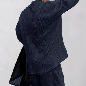 Gros plan sur la texture du haut décontracté pour homme en tricot jacquard bleu marine