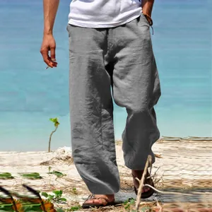 Détail du pantalon décontracté en lin gris pour hommes à jambe droite porté sur la plage