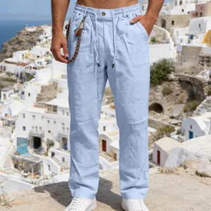 Pantalon en lin bleu clair pour homme dans un décor extérieur méditerranéen pittoresque