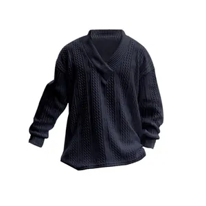 Gros plan d'un pull en maille torsadée à col en V bleu marine aux motifs vintage