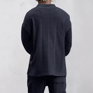 Vue arrière détaillée d'un pull pour homme en maille torsadée avec texture jacquard