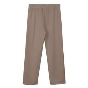 Vista posteriore di pantaloni sportivi casual da uomo marroni con vita elasticizzata