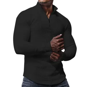Detailansicht eines schwarzen Waffelstrick-Sweatshirts für Herren mit kurzem Reißverschluss.