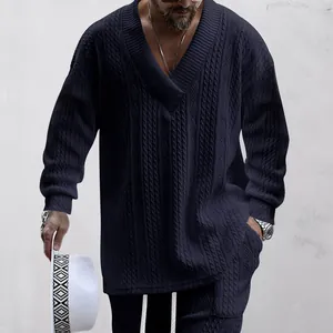 Gros plan sur la maille torsadée et le col en V d'un pull décontracté bleu marine