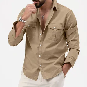 Vista dettagliata della camicia casual da uomo kaki a maniche lunghe con doppie tasche