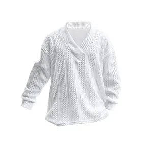Vue détaillée d'un pull blanc à col en V torsadé avec des motifs jacquard texturés