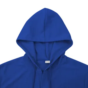 Dettaglio ravvicinato della maglietta blu con cappuccio da uomo con trama a nido d'ape