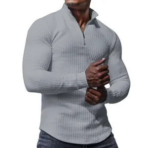 Detailansicht des grauen Waffelstruktur-Herren-Sweatshirts mit halbem Reißverschluss