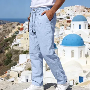 Vue latérale d'un pantalon décontracté en lin bleu clair pour homme dans un cadre de voyage