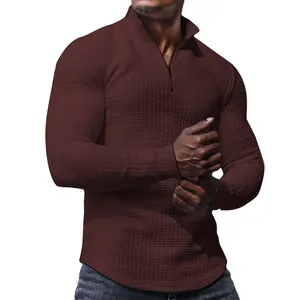 Detailansicht eines burgunderroten Waffelstrick-Sweatshirts für Herren mit Stehkragen