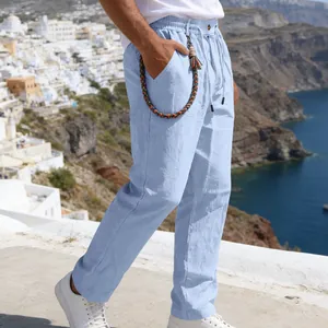 Vue latérale montrant la texture en lin respirant et la chaîne décorative sur le pantalon bleu.