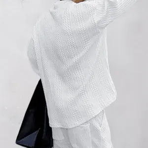 Vue arrière détaillée d'un pull en maille jacquard blanc pour homme montrant la texture.