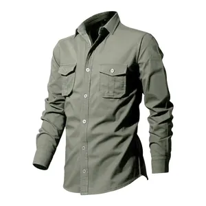 Dettaglio di una camicia casual da uomo a maniche lunghe verde oliva con doppie tasche