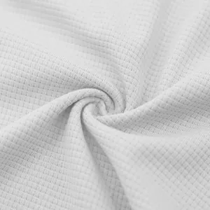 Primo piano del tessuto a nido d'ape bianco traspirante per abbigliamento sportivo uomo
