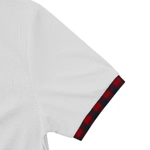 Dettaglio ravvicinato di manica corta in maglia a nido d'ape bianca con bordo a scacchi