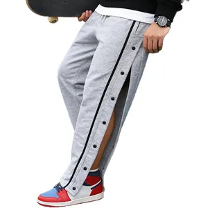 Pantaloni sportivi grigi da uomo con bottoni laterali e strisce, stile streetwear all'aperto