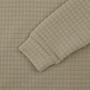 Detailansicht der khakifarbenen Waffelstrickstruktur bei diesem Herren-Sweatshirt