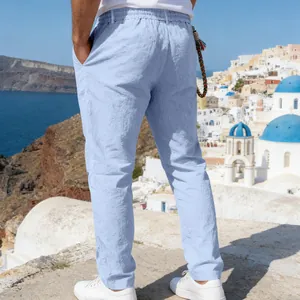 Vue arrière d'un pantalon en lin bleu clair respirant pour homme au bord de la mer