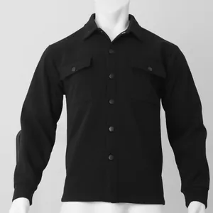 Vista dettagliata della giacca a camicia nera slim fit da uomo con tasche a scatto