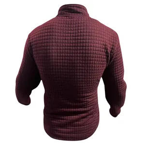 Rückansicht eines weinroten Herren-Sweatshirts mit Stehkragen und kleiner Gitterstruktur